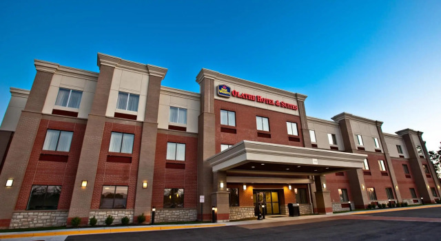 Кровать в общем номере Best Western Plus Olathe Hotel