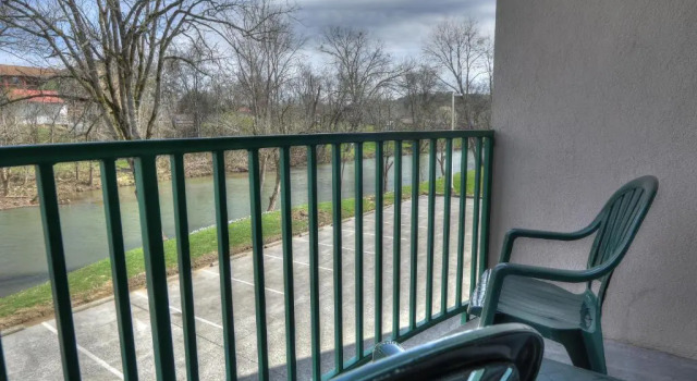 Четырёхместный номер Standard с балконом Pigeon River Inn