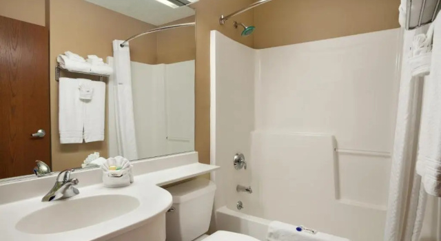 Четырёхместный номер Standard Microtel Inn & Suites by Wyndham Dover New Hampshire
