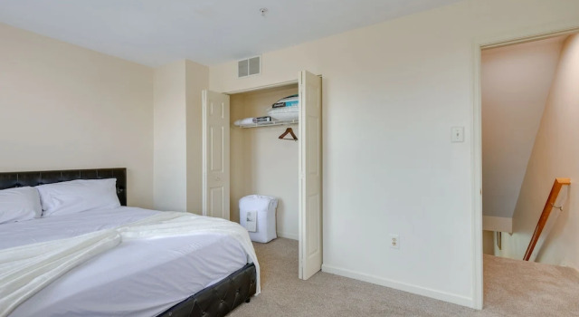 Owings Mills Townhouse: 8 Mi to Liberty Reservoir!, Buchen Sie Ferienwohnung Hotels in Maryland mit Parkplatz, Parkplätze