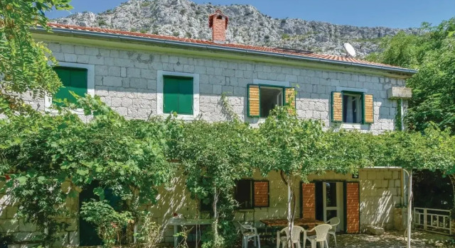 Beautiful Home in Duce With Wifi and 3 Bedrooms, Rezerwuj Hotel Hotele w Split-Dalmatia County z parkingiem, Parking