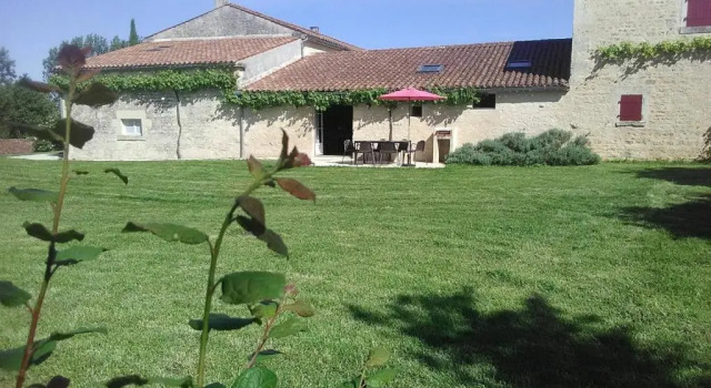 Gîte authentique avec piscine, proche nature et activités, rénové et confortable, jusquà 6 pers. - FR-1-426-96, Забронировать Отель Отели Земель Луары с парковкой, Парковка