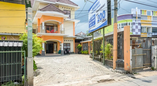 RedDoorz Syariah @ Jalan Simpang Gajayana, Rezerwuj Hotel Hotele 3-gwiazdkowe w Malang, w pobliżu Universitas Brawijaya Malang, 3*
