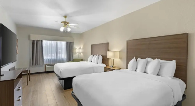 Четырёхместный люкс Best Western Firestone Inn & Suites