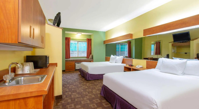 Четырёхместный номер Standard Microtel Inn & Suites by Wyndham Charlotte/Northlake