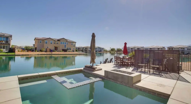 Вилла с 4 комнатами с балконом Lakefront Indio Villa: Private Pool & On-Site Golf