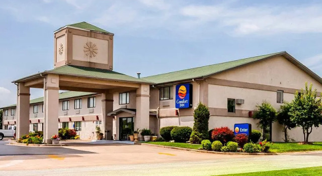 Кровать в общем номере Quality Inn Ozark-Springfield South