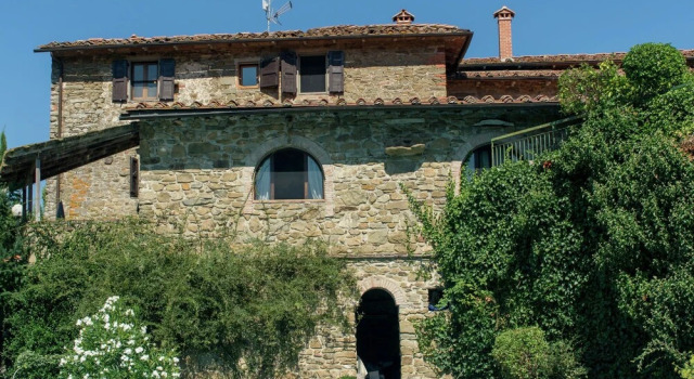 Cosy apartment in the well known Chianti area, with swimming pool and terrace.