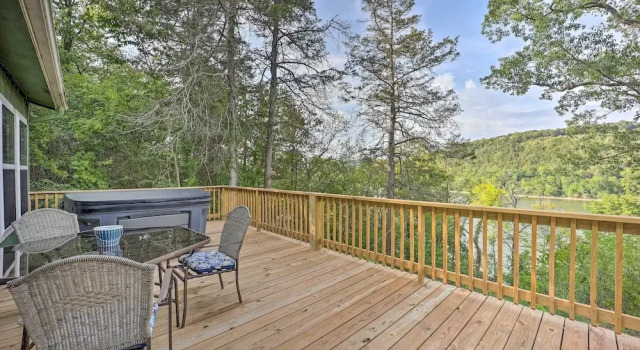 Private Eureka Springs Retreat w/ Hot Tub!, Забронировать Дом для отпуска Отели Northwest Arkansas с парковкой, Парковка
