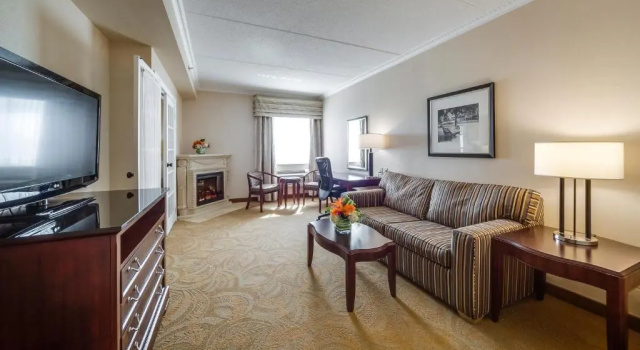 Двухместный люкс с джакузи с гостиной Deluxe Monte Carlo Inn & Suites Downtown Markham