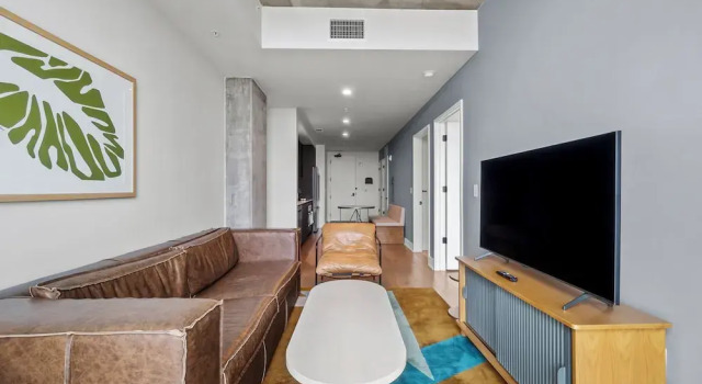 Rainey St Condo | Heated Pool | Gym | Bar | DT ATX, Забронировать Апартаменты/квартира Апартаменты Остина, рядом с I Love You So Much Mural, Апартаменты/квартира