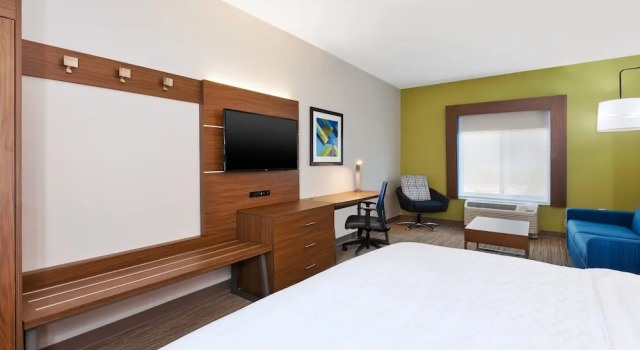 Двухместный люкс Holiday Inn Express and Suites Three Rivers by IHG