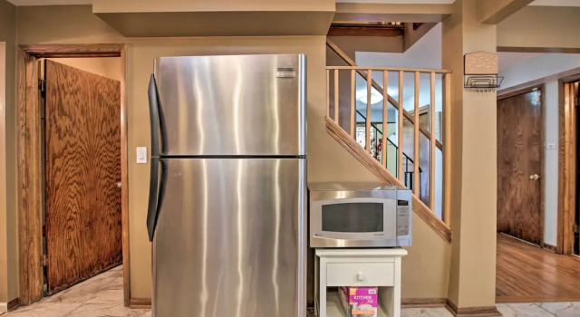 Коттедж Home w/ Yard & Patio ~ 30 Mi to Downtown Chicago