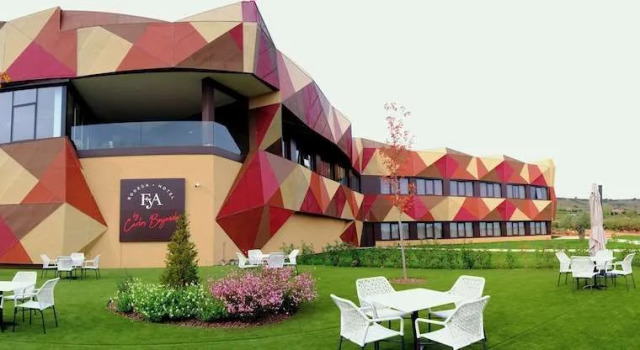 Hotel-Bodega FyA by Carlos Bujanda Piérola, Book Hotel Hoteller i La Rioja med parkering, Parkering