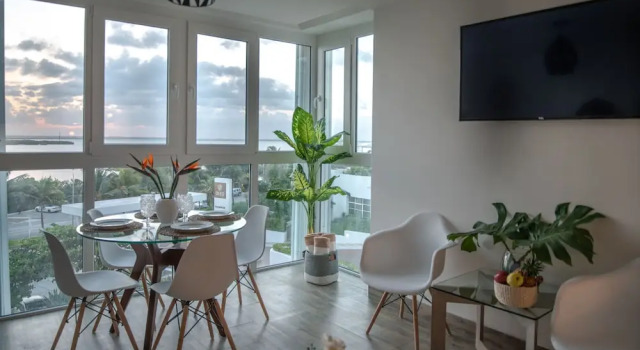 Апартаменты с балконом CHIC- Newly Renovated 1 BDR at the best beach