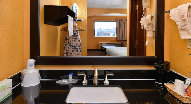 Четырёхместный номер Standard Days Inn & Suites by Wyndham Byram