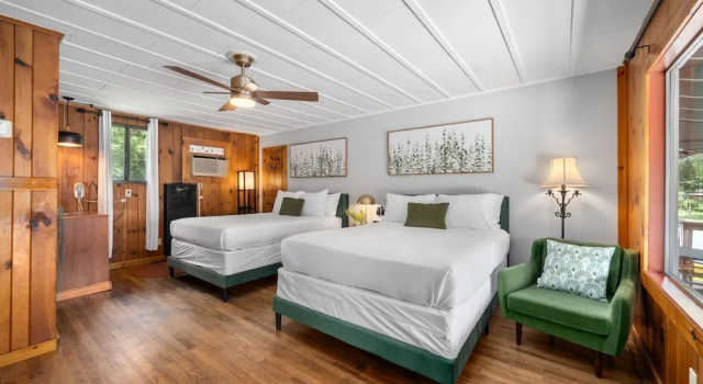Четырёхместный номер Standard CedarWood Inn