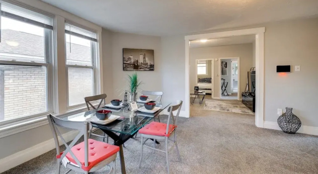 Balcony & Workspace! Apt 5 Mi to Dtwn Pittsburgh, Buchen Sie Ferienwohnung Pittsburgh Pennsylvania