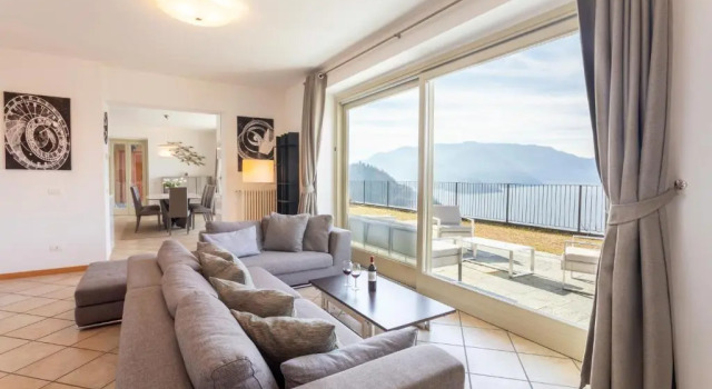 Il Patio Varenna Pool apartment sleeps 6, Book Apartment Hotels in Como with a Pool, Swimming Pool
