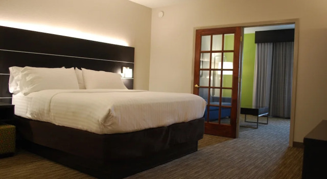 Люкс Holiday Inn Express Hotel & Suites Kingsport-Meadowview I-26 by IHG