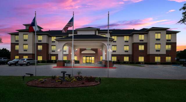 Best Western Plus Lake Dallas Inn & Suites