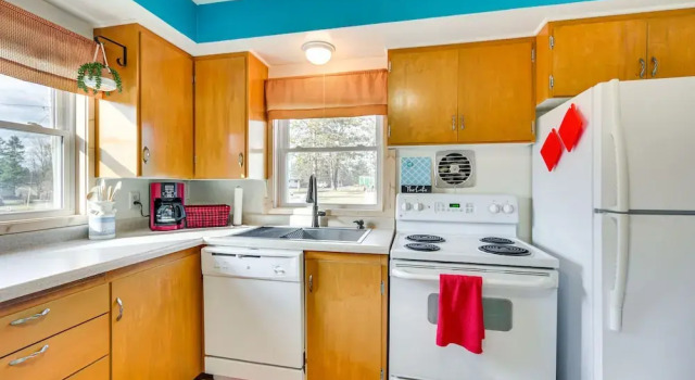 Коттедж Birchwood Cottage With Red Cedar Lake Access!