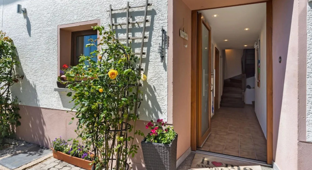Amazing Holiday Home in Plütscheid with Garden, Prenota Hotel Plütscheid 