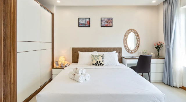 Полулюкс The Royal Hotel & Apartment - Phu My Hung