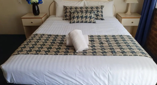 Colonial motor inn