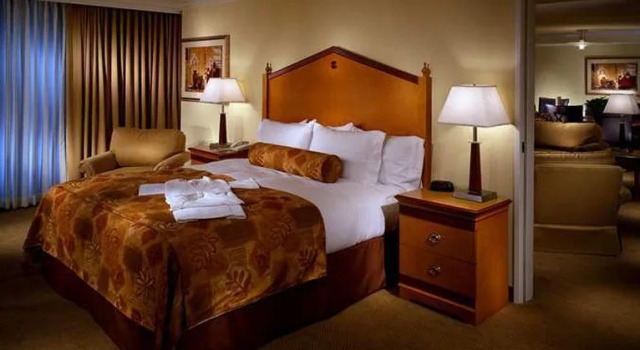 Hilton-Little Rock Metro Center, Забронировать Отель Литтлрок Арканзас, рядом с Детская библиотека и образовательный центр Хиллари Родэм Клинтон