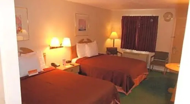 Четырёхместный номер Standard Howard Johnson by Wyndham Bakersfield
