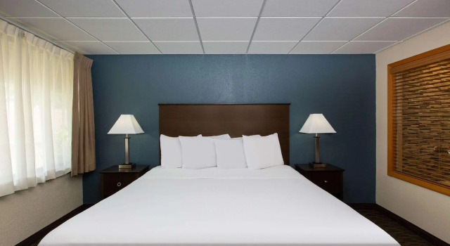Двухместный номер Standard AmericInn by Wyndham La Crosse Riverfront-Conference Center