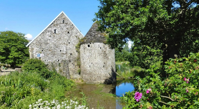 Manor Near Mont St. Michel and Contentin Beaches, Đặt Lâu đài Khách sạn ở Normandy có chỗ đỗ xe, Bãi đậu xe