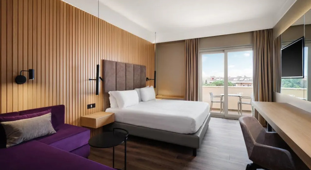 Двухместный номер Premium с видом на бассейн Crowne Plaza Rome St. Peters by IHG