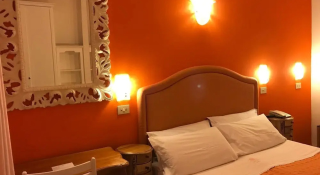 Четырёхместный номер Standard с балконом и с видом на море Hotel Negresco