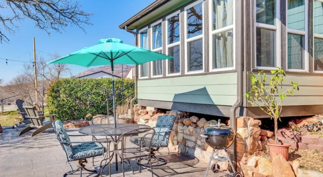 Коттедж 1/2 Mi to Lake Lawtonka: Mtn-view Haven!