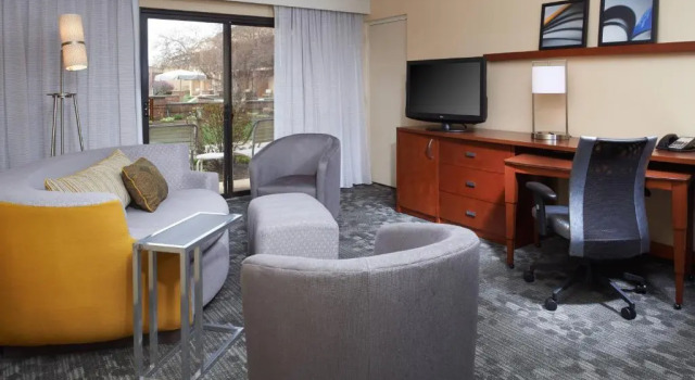 Двухместный люкс c 1 комнатой Courtyard by Marriott Rockford