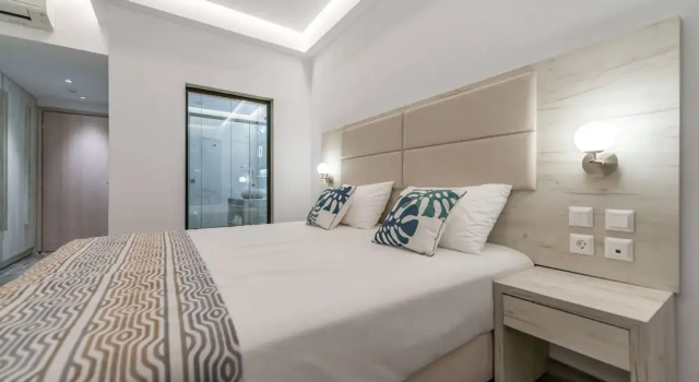 Люкс с балконом и с видом на море Mandala Seafront Suites