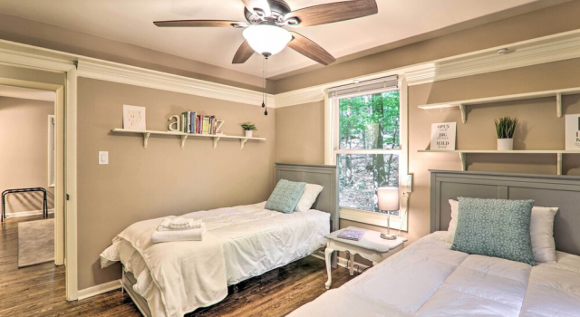 Коттедж Sunroom, Fire Pit + Sauna: Lake Locust Village Gem