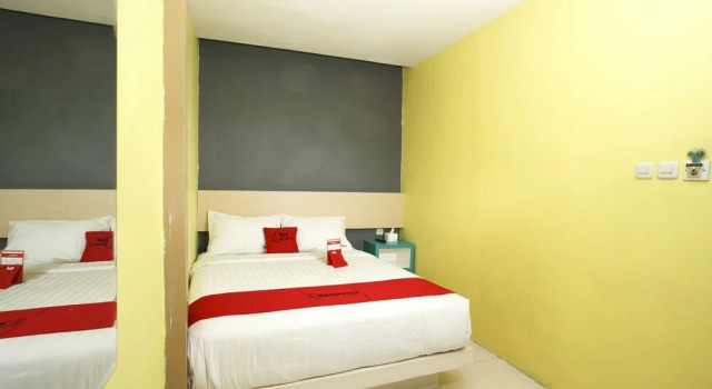 RedDoorz Plus near Tunjungan Plaza 2, Book Hotel Hotels in Surabaya with Parking, near Taman Remaja Surabaya, Parking