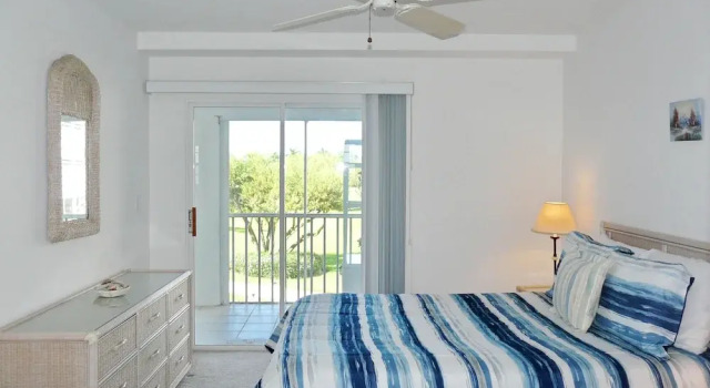 Coastal Style Condo With Pool, spa and Steps to Beach, Забронировать Курортный отель Отели в центре Марко-Айленд, в центре