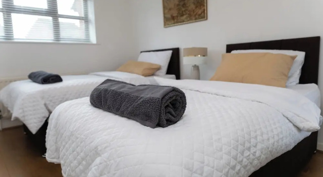 4 Bed House - Sleeps 8 - Hottub - Garden - Parking, Забронировать Отель Отели Бакингемшир с парковкой, Парковка