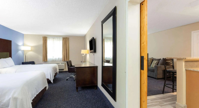Четырёхместный люкс Deluxe c 1 комнатой Days Inn and Suites by Wyndham Hammond, IN
