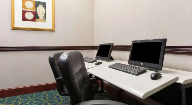 Ramada Plaza Louisville, Забронировать Отель Луисвилл Louisville Metropolitan Area, рядом с Stony Brook Shopping Center