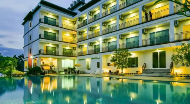Кровать в общем номере Southgate Residence Hotel - SHA Certified