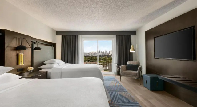 Четырёхместный номер Standard с балконом Embassy Suites by Hilton Los Angeles Downey