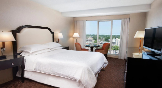 Sheraton Fallsview Hotel, Забронировать Отель Отели Ниагара Фолс 4 звезды, рядом с Круиз Maid of the Mist, 4*