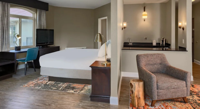Двухместный люкс с балконом Hotel Indigo San Antonio Riverwalk by IHG