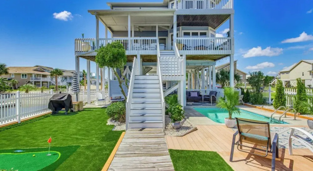 Spacious Home w/ Boat Dock in Ocean Isle Beach!, Забронировать Дом для отпуска Отели Ошен-Айл-Бич с парковкой, Парковка