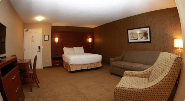 Люкс Budget Host Inn & Suites
